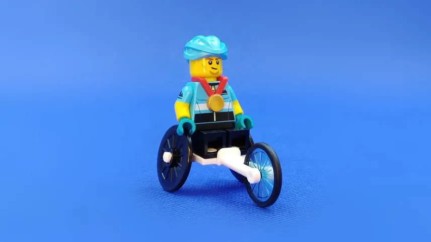 Zawodnik na wyścigowym wózku inwalidzkim